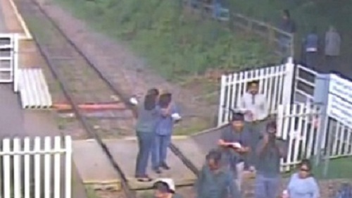 Cảnh sát Anh rùng mình vì clip 'tự sướng' trên đường sắt