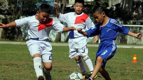 Bóng đá học đường: Đừng để cái khó nó bó...
