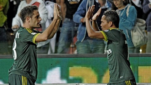 Bonaventura chuyền bóng chính xác từ gần giữa sân cho Bacca ghi bàn