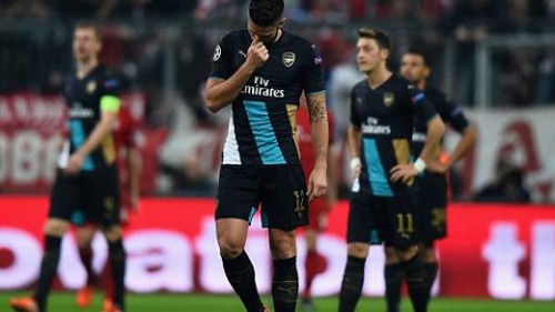 Emmanuel Petit: 'Cầu thủ Arsenal nên ở nhà mà xem tivi'