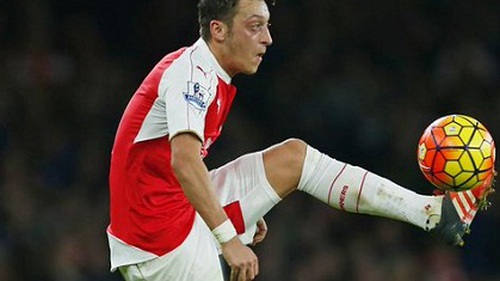 Bóng cứ rời chân của Mesut Oezil là Arsenal có cơ hội ghi bàn
