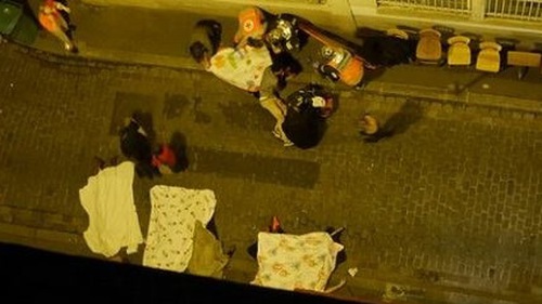 Khủng bố tại Paris: Cả chục vụ nổ, người dân phải ở trong nhà, biên giới quốc gia sắp phải đóng