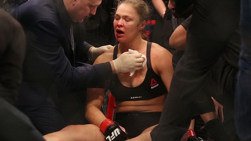 Bị hạ knock-out, nữ võ sỹ Ronda Rousey nhận trận thua đầu tiên trong sự nghiệp