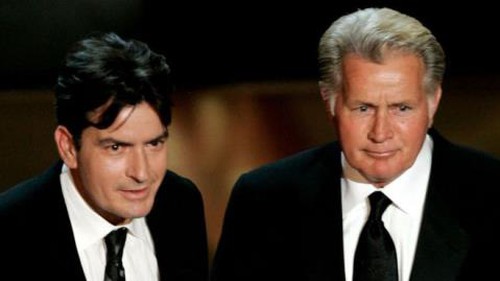 Cha Charlie Sheen ca ngợi con trai “can đảm” thừa nhận nhiễm HIV