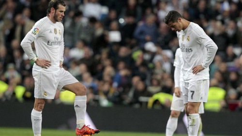 Báo chí thế giới: 'Barca chấp Messi vẫn thắng đậm. Ronaldo là hồn ma, vô dụng'