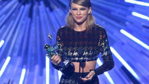 Fan chung tay viết sách về Taylor Swift