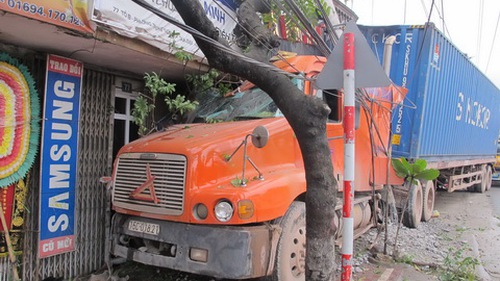 KINH HOÀNG: Xe container kéo rê xe 4 chỗ, húc đổ cột điện, lao vào nhà dân, giết chết 1 người