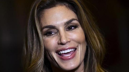 Siêu mẫu Cindy Crawford bác bỏ thông tin rời sàn catwalk