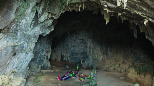 VIDEO: Ngoài 'mua đường', đoàn làm phim 'Kong: Skull Island' có phải mua tour vào hang Chuột?