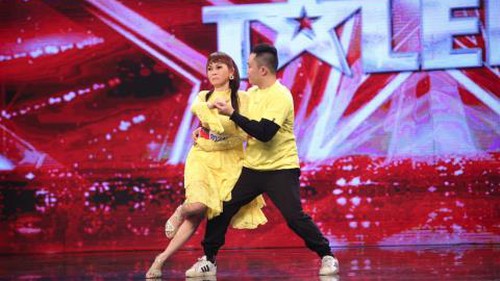 Trấn Thành rơi nước mắt nhìn con trai dìu mẹ khiếm thị khiêu vũ trên sân khấu Got Talent