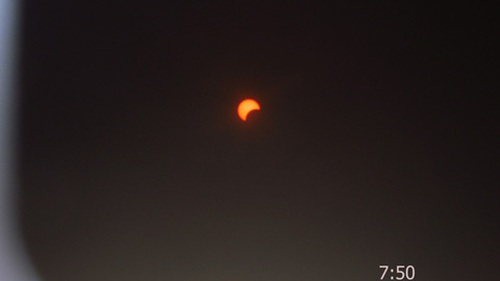 Chùm ảnh: Người dân Đà Nẵng đổ xô đón nhật thực trên biển