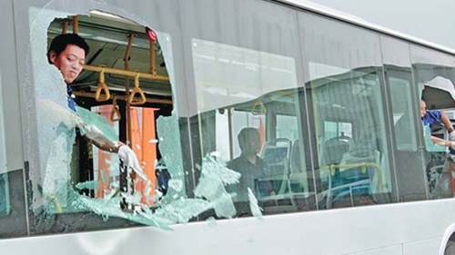 Xử lý hành vi ném đá xe khách trên cao tốc Nội Bài - Lào Cai