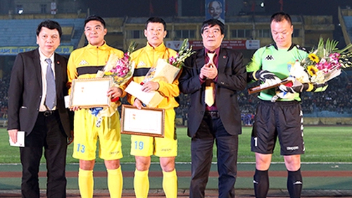 Tuyển Việt Nam tri ân các cựu binh