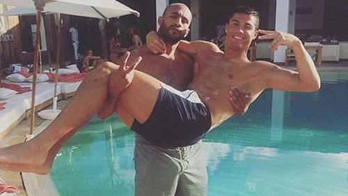 Mua nhà tặng bạn trai, Ronaldo dính vào vụ kiện tụng 260 tỷ đồng