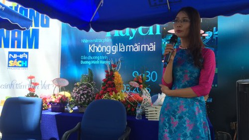 Nhà văn, MC Đoàn Phương Huyền đem Bolero vào hội sách