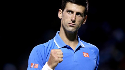 Djokovic trổ tài bắt bóng bằng... túi quần