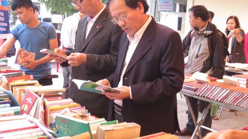 Tưng bừng hội chợ sách đầu tiên tại Huế
