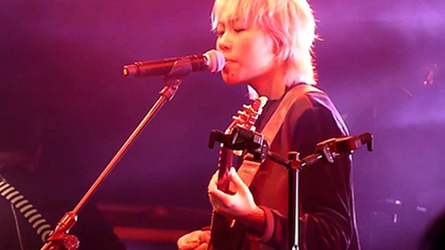 Con gái 'Nữ hoàng' pop Vương Phi phát hành album tiếng Anh đầu tay