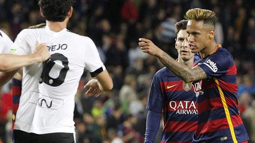 Neymar chửi hậu vệ Valencia: ‘Câm mồm lại, tao kiếm tiền nhiều gấp 10 lần mày’