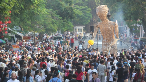 Festival Huế 2016: Rối khổng lồ kể chuyện 'Những vì sao rực sáng trong đêm tối'