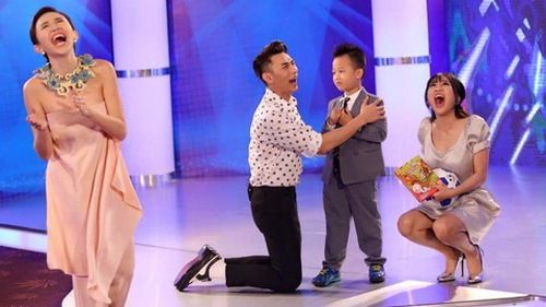 Remix Giải trí: Thánh soi phát hiện sát-na 'lộ hàng' của Văn Mai Hương. Cao Thái Sơn giấu người yêu vì sợ bị cướp