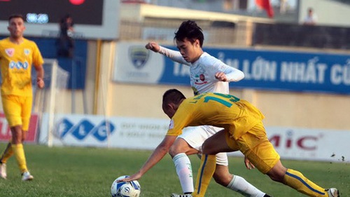 Trung vệ của Đồng Tháp bị phạt nguội, Văn Toàn thoát án treo giò