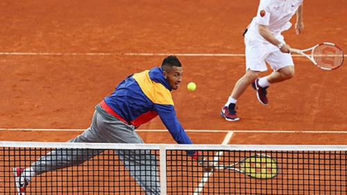 Totti phô diễn khả năng đánh tennis cùng Kyrgios