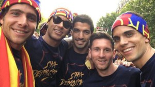 VIDEO: Barca diễu hành ăn mừng chức vô địch Liga trên xe bus