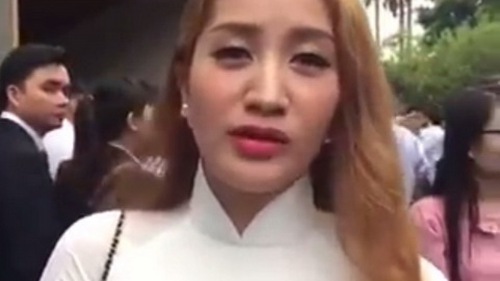 VIDEO: Khánh Thi cùng hàng trăm bạn trẻ xếp hàng chờ gặp Tổng thống Obama từ 6h sáng