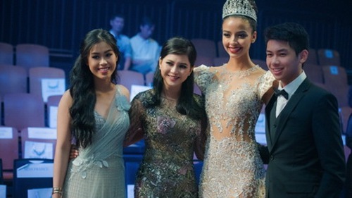Mẹ chồng Tăng Thanh Hà mua váy gần nửa tỉ tặng luôn Hoa hậu Pháp