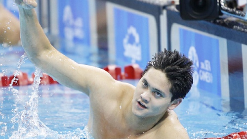 ĐỊA CHẤN: Thần đồng Singapore đánh bại huyền thoại Michael Phelps