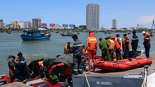 'Tại sao con tàu to đùng thế, hoạt động lâu thế mà không biết'?