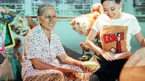 Tóc Tiên năn nỉ... bà bán hàng rong đóng MV 'Phụ nữ là để yêu'