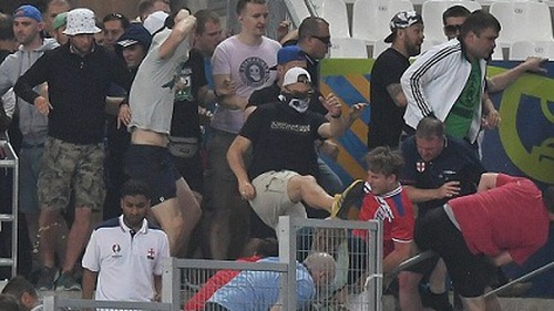 UEFA sẽ điều tra về vụ CĐV Nga tấn công CĐV Anh