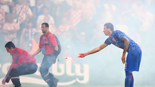 Sự thật đằng sau vụ Hooligan Croatia ném pháo sáng là gì?