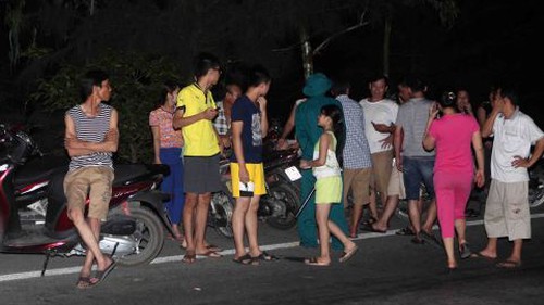 Nghệ An: Hàng trăm người chờ đón thi thể phi công Trần Quang Khải được đưa về đất liền