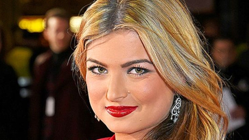 Vừa bị tước danh hiệu vì 'mây mưa' trên TV, cựu hoa hậu Anh lại tung ảnh nóng