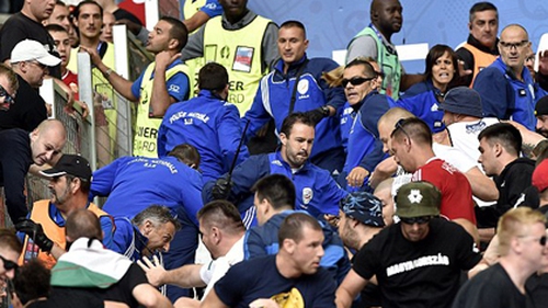 Hooligan Hungary gây hỗn loạn với tư thế chào của phát xít Đức