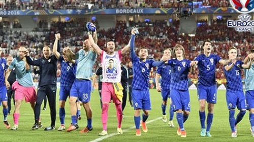 Cổ động viên Croatia ăn mừng trong bình yên