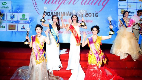 Choáng vì cuộc thi 'vượt rào' trao 33 Hoa khôi, Á khôi