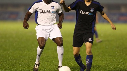 Dwight Yorke không thể chiến thắng Ronny Johnsen