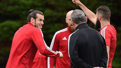 Gareth Bale và đồng đội tập luyện như đùa trước trận quyết đấu với Bỉ