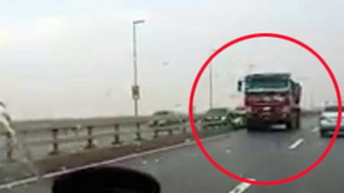 Xe tải đi ngược chiều trên cầu Nhật Tân: Phạt 1 triệu, tước bằng 1 tháng