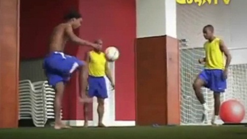 Xem 3 siêu sao một thời của Brazil tâng bóng bằng chân trần như ma thuật