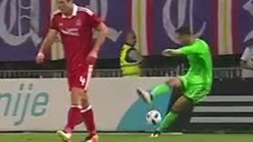 Thủ môn biến đồng đội thành tội đồ, làm đội bóng bị loại KHÔNG THỂ TIN NỔI