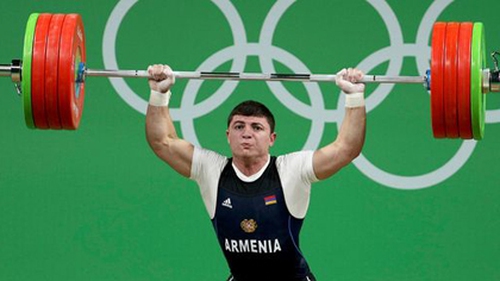 Lực sỹ cử tạ Armenia gãy tay KINH HOÀNG khi thi đấu