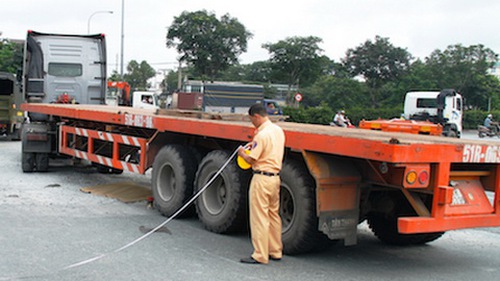 Bình Dương: Bị xe container cán ngang qua người, một thai phụ tử vong