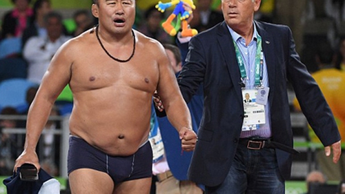 SỐC: Hai HLV vật Mông Cổ cởi phăng quần áo để phản đối trọng tài