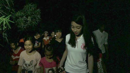 CHÙM ẢNH: Hoa hậu Việt Nam Đỗ Mỹ Linh làm thợ hồ, kéo dây điện