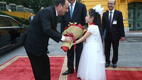 CHÙM ẢNH: Đón Tổng thống Pháp Francois Hollande tại sân bay Nội Bài và Phủ Chủ tịch